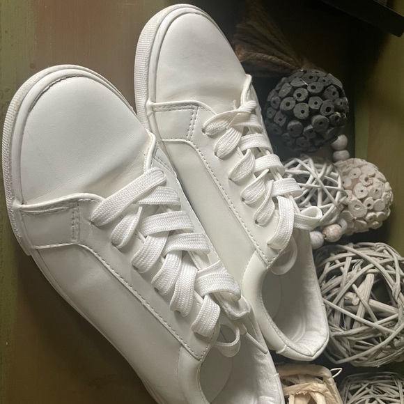 Size 6.5 Classic White Sneakers - Picture 3 of 4